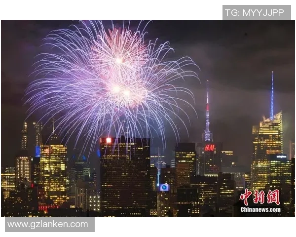 意大利足球明星共赏烟花绚烂夜空展现激情与梦想